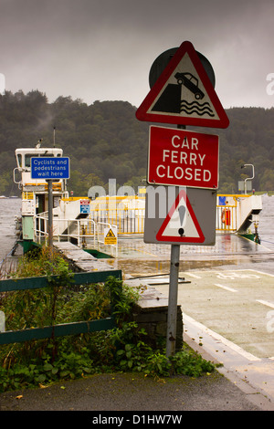 Fähre geschlossen - auf einem nassen und windigen Tag im Jahr 2012 die Hawkshead Fähre geschlossen ist Stockfoto