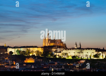 Abenddämmerung Aussicht auf Prager Burg in Prag, die Hauptstadt der Tschechischen Republik. Stockfoto