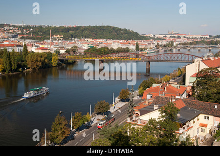 Blick über Prag und Vitava Flusses von Vysehrad in Prag, die Hauptstadt der Tschechischen Republik. Stockfoto