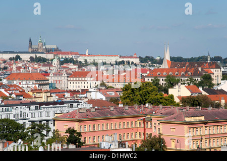 Blick über Prag von Vysehrad Burg. In der Ferne ist die Prager Burg. Stockfoto