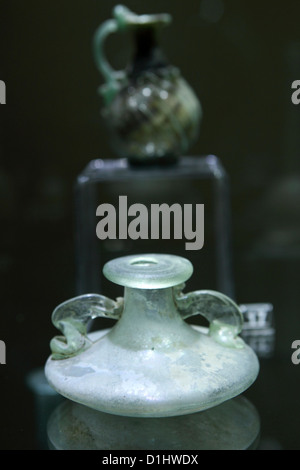 Römische Gläser auf dem Display im Varna Archäologisches Museum in Varna, Bulgarien. Stockfoto