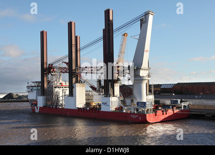 Wind Turbine Installation Schiff angedockt (WTIV) MPI Discovery in den Hafen von Sunderland-Nord-Ost England UK Stockfoto