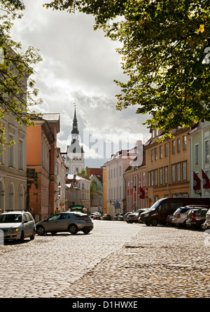 Blick auf St.-Nikolaus Kirche Kirchturm von einer Straße in der Altstadt von Tallinn, der Hauptstadt von Estland. Stockfoto