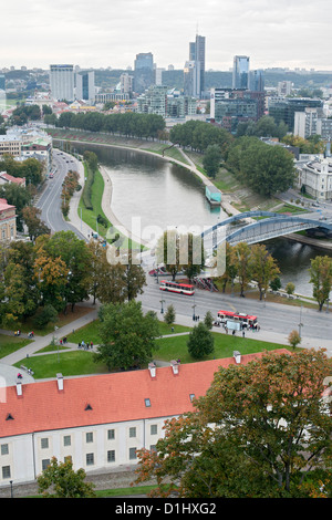 Blick von Gediminas-Turm über den Fluss Vilnele (Vilnia) auf der New Town in Vilnius, der Hauptstadt Litauens. Stockfoto