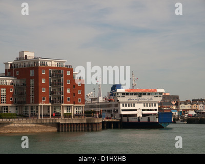 Wightlink Autofähre festgemacht St. Helena am Wightlink Terminal in Portsmouth Harbour Hampshire England UK Stockfoto