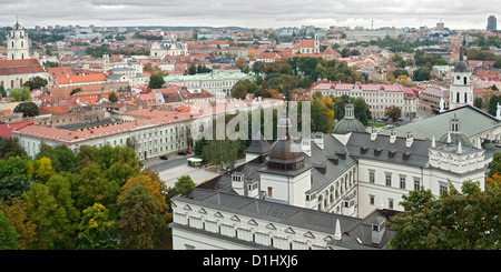 Blick vom Gediminas-Turm über die Dächer der Altstadt von Vilnius, der Hauptstadt Litauens. Stockfoto