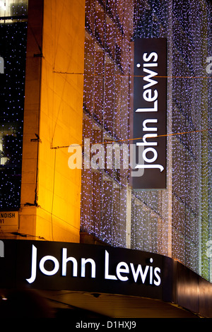 John Lewis Department Store Schilder mit Weihnachtsbeleuchtung / Dekorationen in der Nacht Oxford Street London England UK Stockfoto