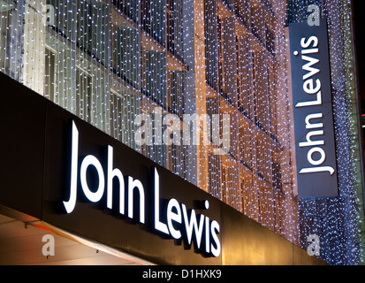 John Lewis Department Store Schilder mit Weihnachtsbeleuchtung / Dekorationen in der Nacht / Dämmerung / Dämmerung Oxford Street London England Stockfoto