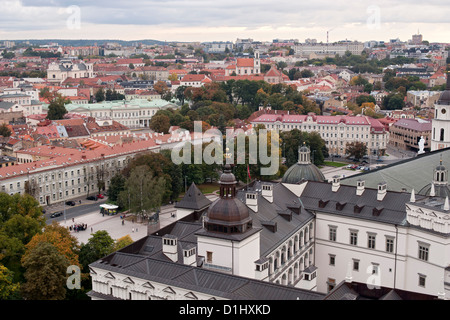 Blick vom Gediminas-Turm über die Dächer der Altstadt von Vilnius, der Hauptstadt Litauens. Stockfoto