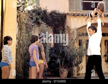 Der Unheimliche Fremde Aufmerksamkeit Les Enfants Regardent Alain Delon Aus Angst Vor Dem Unberechenbaren tändelnde (Alain Delon) Stockfoto