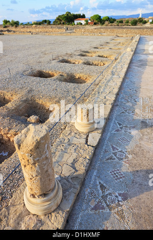 Mosaik-Fußböden und gebrochenen Spalten an archäologischen Komplex Paphos, Zypern Stockfoto