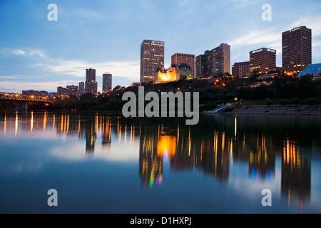 Edmonton Skyline reflektiert in North Saskatchewan River, Edmonton, Kanada Stockfoto