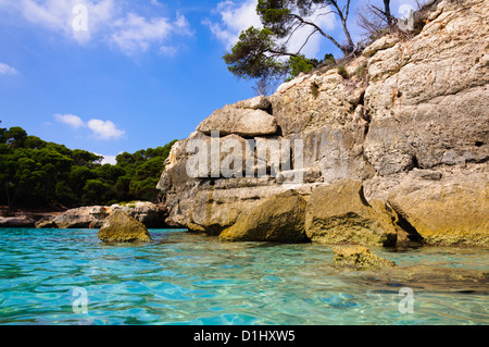 Blick auf Cala Mitjana Strand von Menorca, Balearen, Spanien Stockfoto