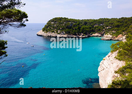 Blick auf Cala Mitjana Strand von Menorca, Balearen, Spanien Stockfoto