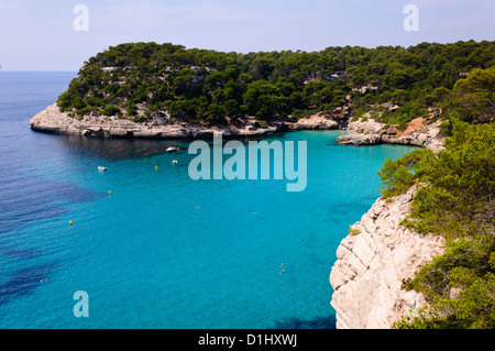 Blick auf Cala Mitjana Strand von Menorca, Balearen, Spanien Stockfoto