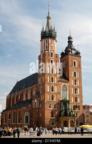 St. Marienkirche in Rynek Glówny, der Marktplatz in Krakau in Südpolen. Stockfoto