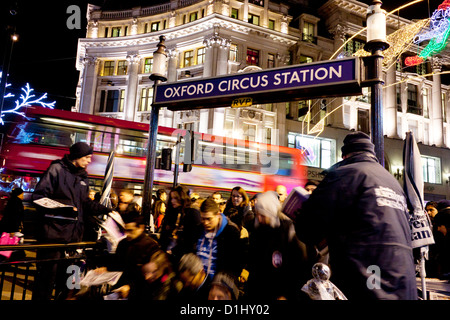 Shopper und Pendler absteigend Treppe zum Oxford Circus U-Bahn station London England UK Stockfoto