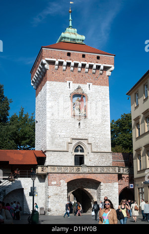 St. Florian-Tor, einer der Eingänge in die Altstadt in Krakau in Südpolen. Stockfoto