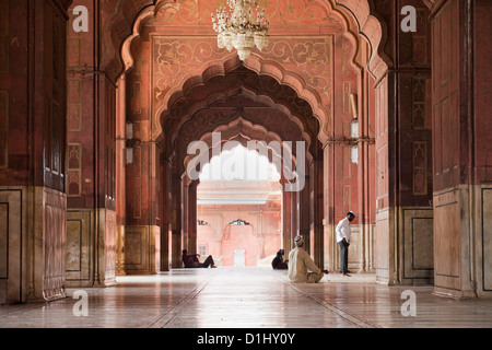 Menschen beten In der Moschee Jama Masjid, Delhi, Indien Stockfoto