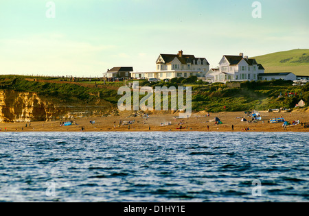 Burton Cliff Hotel und Barton Olivers, oben Hive Strand, Burton Bradstock, Dorset, aus dem Meer Stockfoto