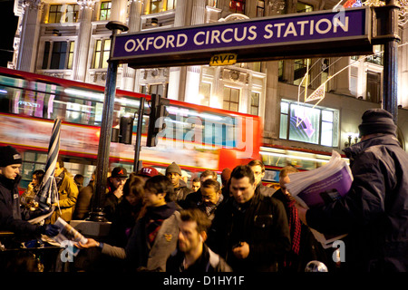 Shopper und Pendler absteigend Treppe zum Oxford Circus U-Bahn station London England UK Stockfoto