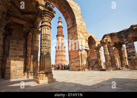 Gruppe von Touristen am Qutub Minar, Delhi, Indien Stockfoto