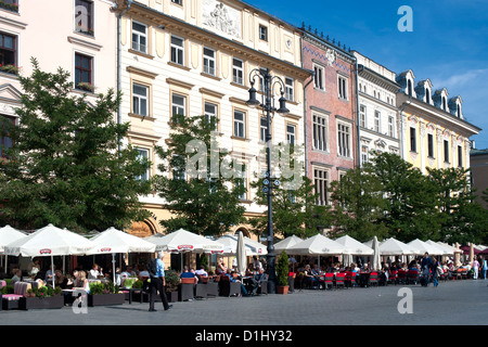 Gebäude am Rynek Glówny, dem Hauptplatz in Krakau in Südpolen. Stockfoto