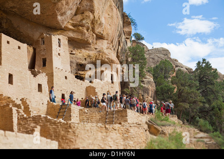 Touristen besuchen Klippenwohnungen Cliff Palace im Mesa-Verde-Nationalpark, Colorado Stockfoto