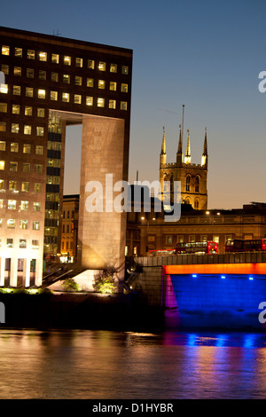 Southwark Cathedral und Nummer eins London Bridge Bürogebäude in der Nacht Stockfoto