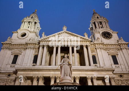 Westfassade und Türme der St. Pauls Cathedral mit Statue von Königin Anne im Vordergrund bei Nacht City of London England UK Stockfoto