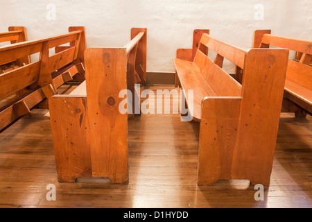 Hölzernen Kirchenbänken, San Miguel Chapel (innen), Santa Fe, New Mexico Stockfoto