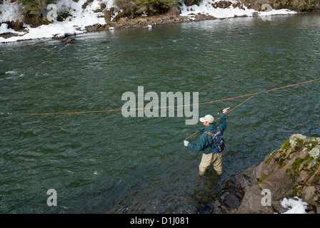 Fliegenfischen Sie auf Steelhead Forelle auf Grande Ronde River in Oregon im Winter. Stockfoto