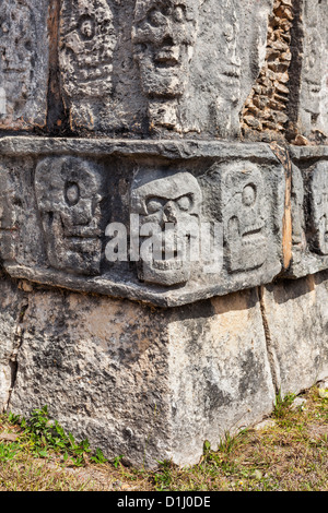 Tzompantli, Temple of Skulls, Plattform mit Schnitzereien von Schädeln in Chichen Itza, Halbinsel Yucatan, Quintana Roo, Mexiko Stockfoto