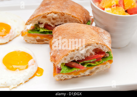 frische Ciabatta, Panini sandwich mit Eiern Tomaten Salat Stockfoto