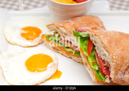 frische Ciabatta, Panini sandwich mit Eiern Tomaten Salat Stockfoto