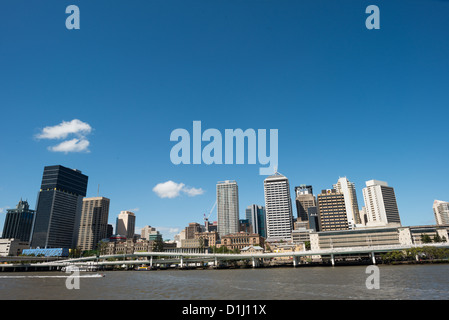 Brisbane Stadt Skyline aus über den Brisbane River in South Bank an einem klaren sonnigen Sommertag. Stockfoto