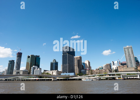 BRISBANE, Australien – die Skyline von Brisbane erhebt sich am Ufer des Brisbane River, von South Bank aus gesehen an einem klaren, sonnigen Sommertag. South Bank, ein beliebtes Kultur- und Erholungsgebiet, bietet diesen panoramablick auf Queenslands Hauptstadt mit ihrer Mischung aus modernen Wolkenkratzern und historischen Gebäuden. Der Brisbane River, der sich durch das Herz der Stadt schlängelt, dient sowohl als Verkehrsweg als auch als Wasserweg. Brisbane, Australiens drittgrößte Stadt, ist bekannt für sein subtropisches Klima und seinen Outdoor-Lebensstil. Stockfoto