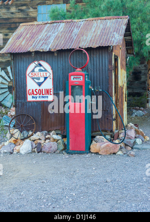 Altes Holzhaus und alte Kraftstoffpumpe in Nelson Nevada Geisterstadt Stockfoto