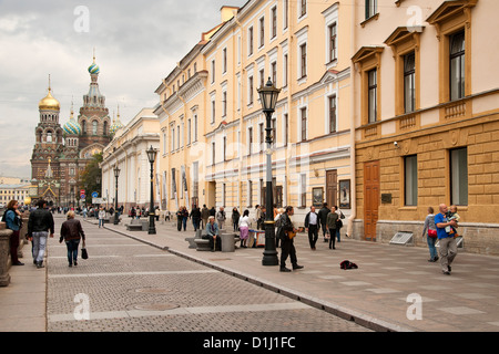 Blick auf eine Straße, die Kirche des Erlösers auf Auferstehungskirche in St. Petersburg, Russland. Stockfoto