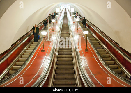 Rolltreppen der Metro Sankt Petersburg in Sankt Petersburg, Russland. Es ist eines der tiefsten Metro-Systeme in der Welt. Stockfoto