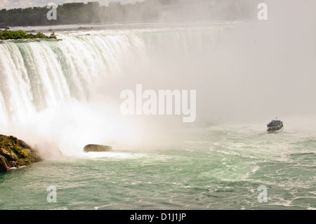 Das Mädchen des Nebels navigiert kabbeliges Wasser an der Unterseite der Niagarafälle. Stockfoto