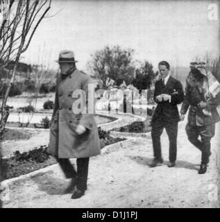 Winston Churchill, "Lawrence von Arabien" und Emir Abdullah zu Fuß in den Gärten des Government House, Jerusalem, 1921