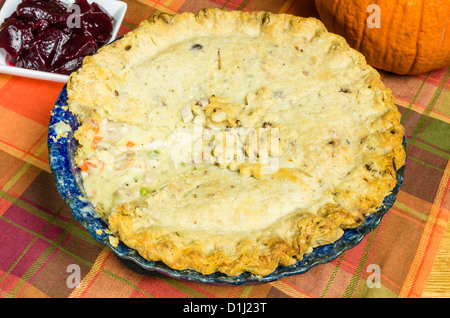 Blaue Auflaufform mit einem Türkei-Topfkuchen Stockfoto