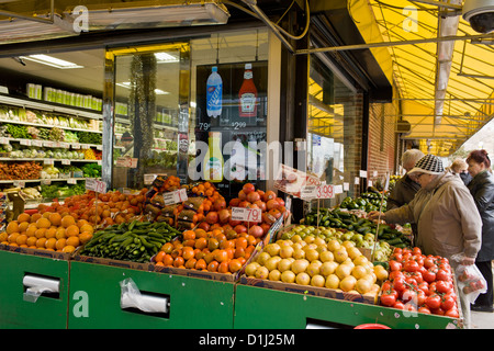 Paar kaufen produzieren, Brighton Beach, Brooklyn, New York Stockfoto