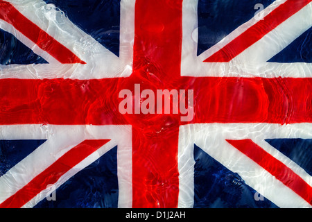 Union Jack Flagge bedeckt im Plätschern des Wassers. Konzept für einen nassen überfluteten Großbritannien Stockfoto