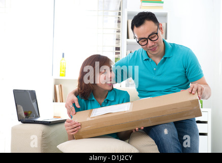 asiatische chinesisches Ehepaar Online-shopping-Paket empfangen Stockfoto
