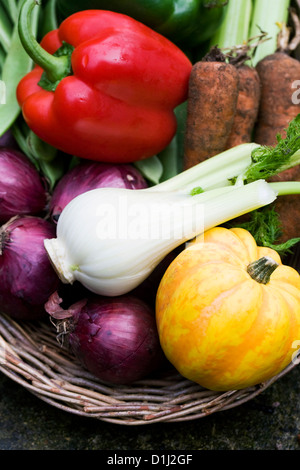 Frisches Gemüse in einem Trug. Stockfoto