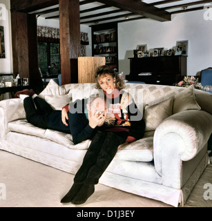 Magier Paul Daniels und Debbie Magee in ihrem Haus in Buckinghamshire 1989 Stockfoto