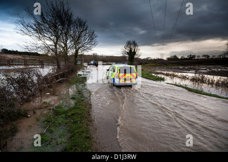 Ein Polizeifahrzeug, das im Winter durch Hochwasser fährt, Worcestershire, England Stockfoto