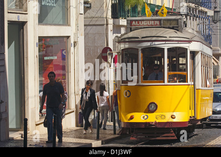 Lissabon, Straßenbahn in Largo Chiado, Barrio Alto, Portugal Stockfoto